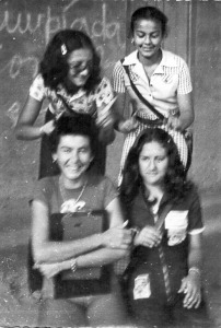 Da esquerda para a direita, Gleide e Fádua (em pé); Silene e Simone - agosto de 1974