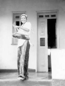 Lili varre a casa (Rua dos Prates, nº 66) para a festa - 21-02-1976